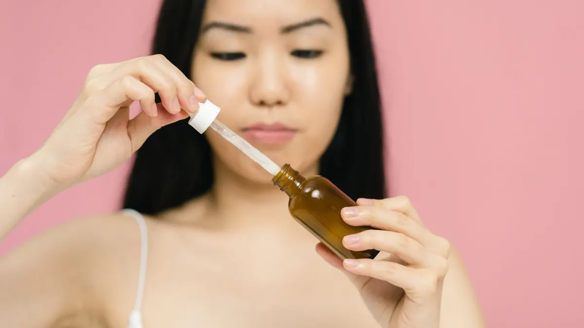 Illustration de l'article « Sérum ou huile visage : que choisir d'abord ? »